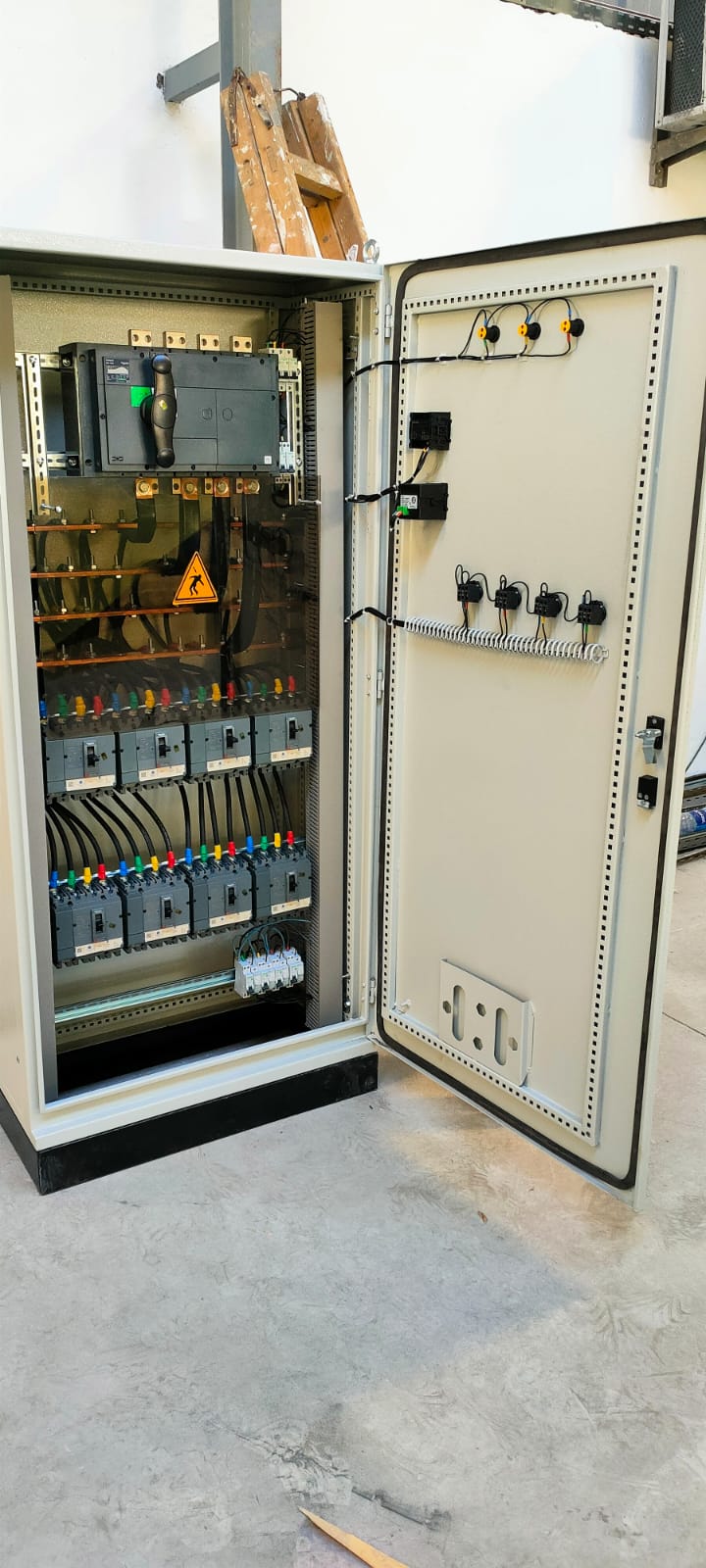 Armoire électrique industrielle avec protections et câblage de puissance